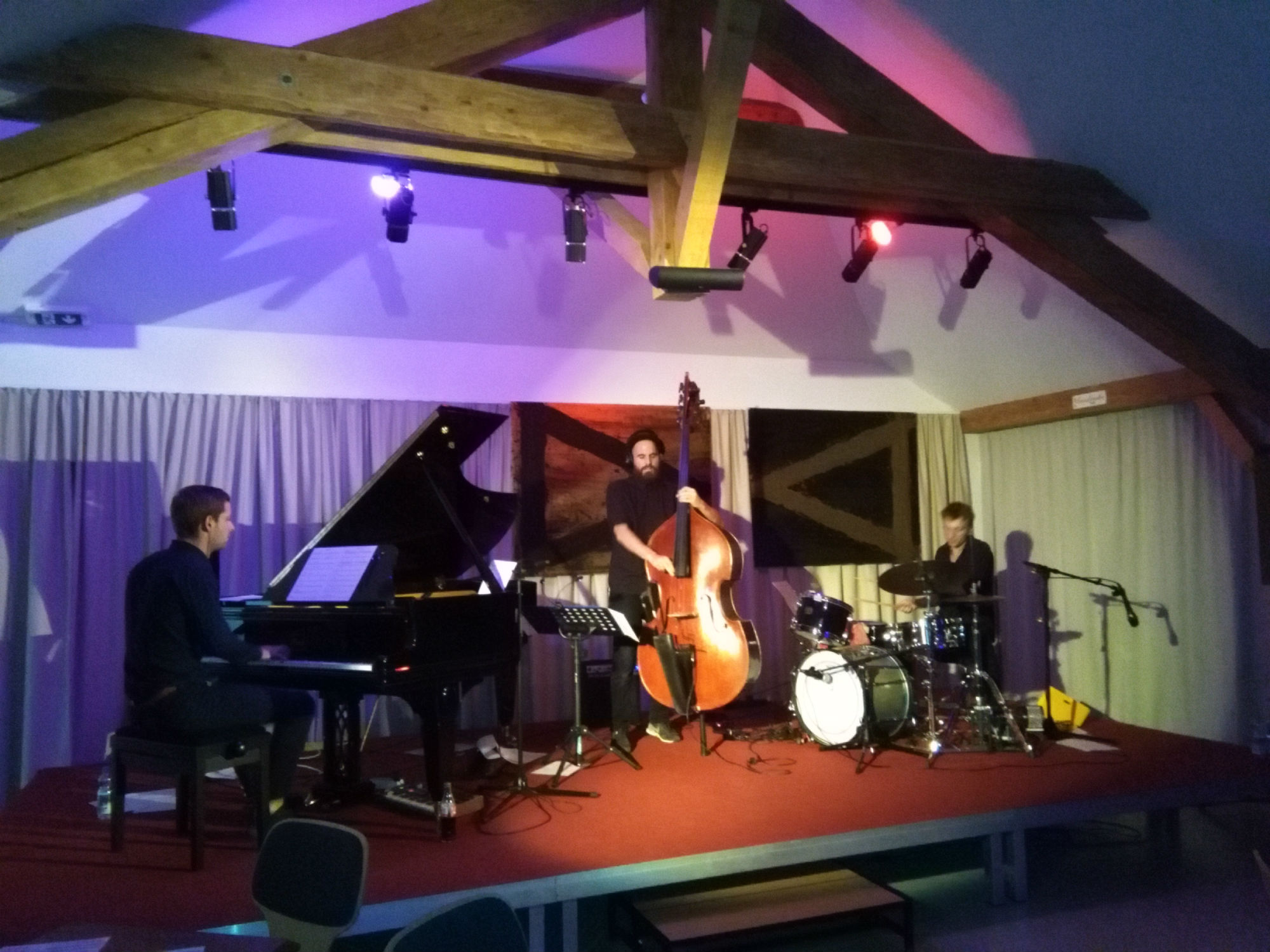 Leo Betzl Trio auf der Bühne des Alten Widum